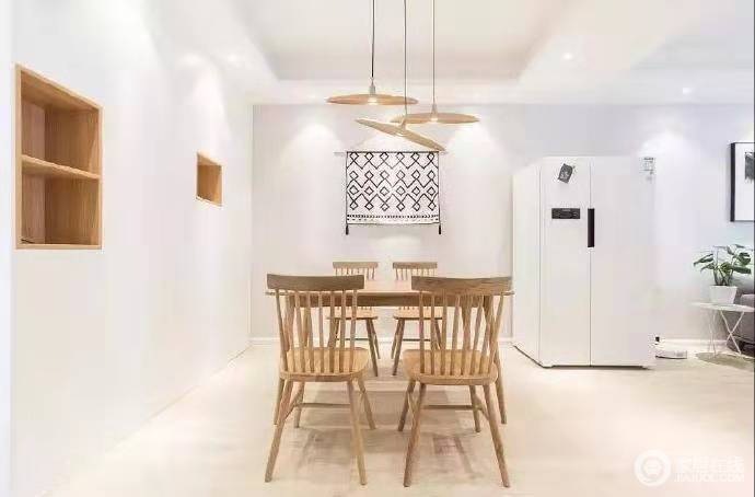 白色调的墙面与地砖让整个空间都十分简单，没有了形式上的设计，却以实用为主，原木简约实木餐桌椅与吊顶，以同色系之间的呼应，尽显时尚大方。