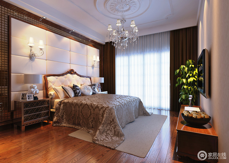 床头背景墙上的壁灯与吊灯隶属同系列，金属与玻璃的质感被巧妙地结合，深褐色花纹床品将典雅娓娓道来。