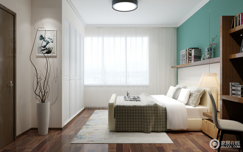 清新蓝白的色调将空间营造的分外纯真干净，床头背景以实木隔板形成层次感，并与一侧的书架连成整体。白色的双人床上，格子布艺流动着温润细腻，衣柜以墙体式设计，释放多余空间。