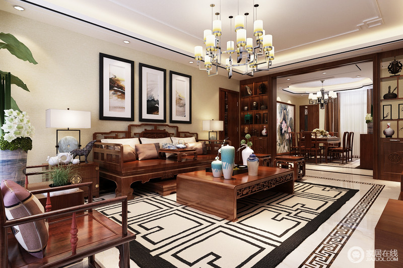 地毯与地板纹饰形成层次,烘托着明清制式家具,传统古典韵味在棕红木色