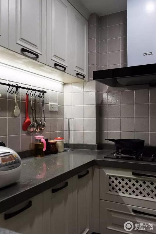 墙面的挂钩杆，把厨具整齐合理地挂上去，显得整洁大方，要用的时候也非常方便取下。