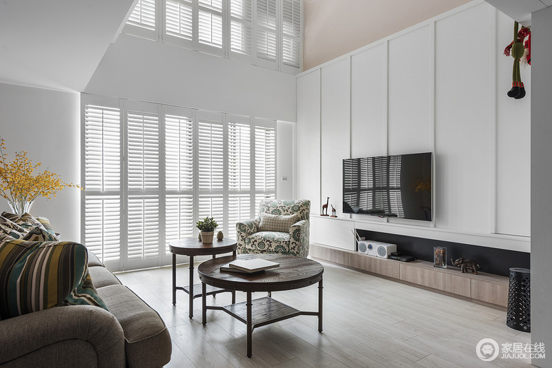 客厅的设计最大的亮点就是阳关特别充足，白色作为基地色，白色百叶窗就空灵感营造出来，而简约的圆几和沙发，让生活格外惬意。