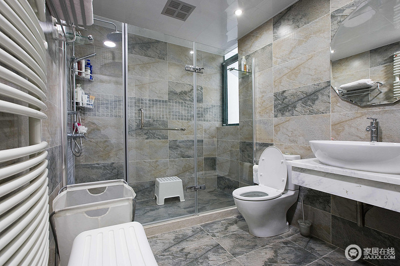 灰色的砖石古旧也考究，自然原生的石材，再加上光滑的表面，让卫浴间质感不凡；与玻璃房形成强烈的的对比，让浴室成为家中最有秩序感的设计。