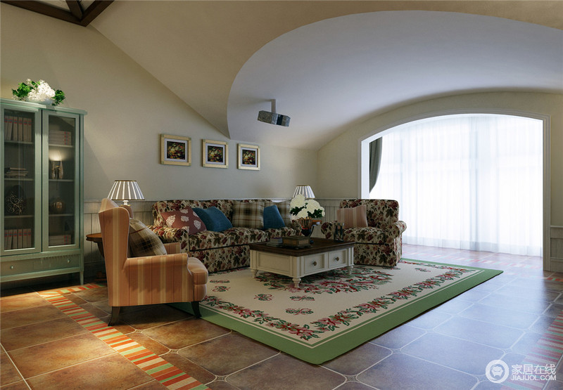 二楼客厅因为阁楼的原因，房顶呈现出独特的造型感。清新绿运用在这一方区域内，散发出浓烈自然的气息。搭配条纹和繁复花纹沙发及地毯，一派田园间的温馨即视感。