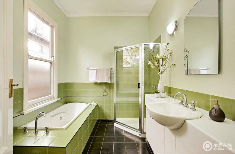 卫浴间与整体设计的清新之调相呼应，淡绿色漆面墙及瓷砖将自然的青葱清香镌刻在空间中；白色盥洗台更增加了洁净，十分整洁爽朗。