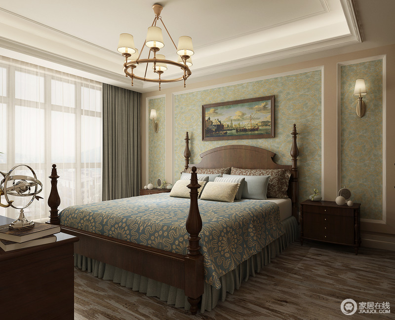 卧室结构方正，绿色壁纸与蓝色图样的床品构成田园的清新；美式实木实木四柱床与黄铜吊灯加重了空间的美式格调，对称之中，彰显气质。