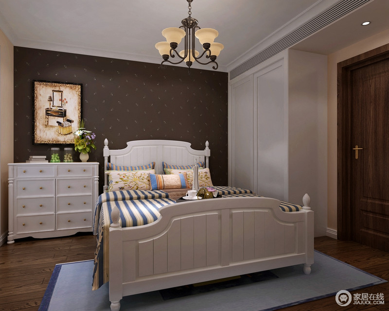 卧室利用咖色来增加空间的沉稳，白色床品和斗柜将田园的轻美与其形成一气，花式靠垫和淡紫色地毯精妙的配色及设计令空间愈加温馨。
