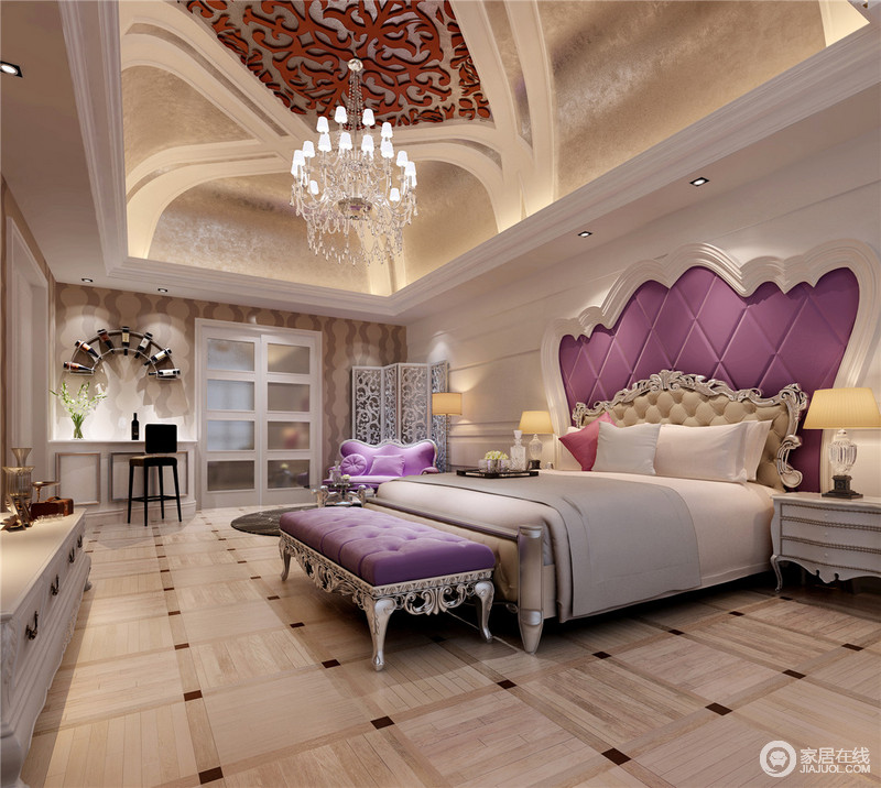 卧室床头背景墙采用白色包边香槟色软包铺贴，充分保证了这个空间的安静与舒适度。紫色代表着贵气、高雅也为卧室带了优雅和华贵之感。