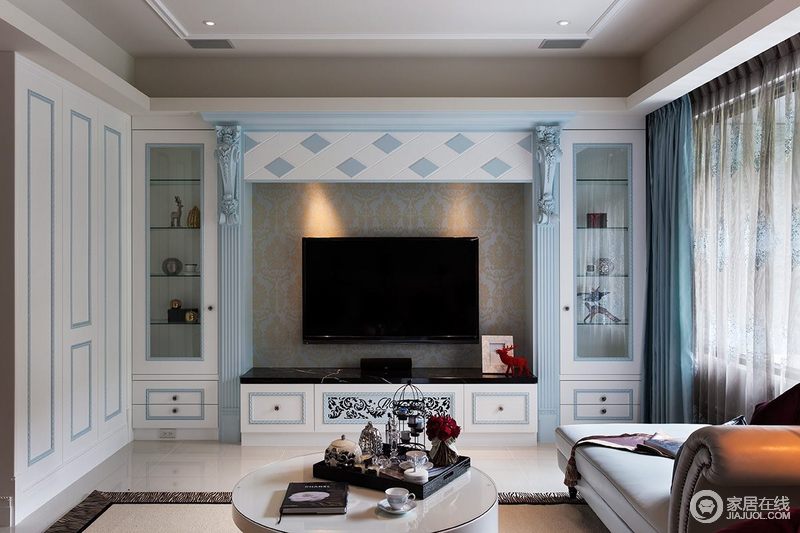 白色调时尚温馨不突兀，客厅的白色墙面发出的是淡雅清新的现代简欧味道，时尚的米白色调沙发与电视背景墙的呼应。