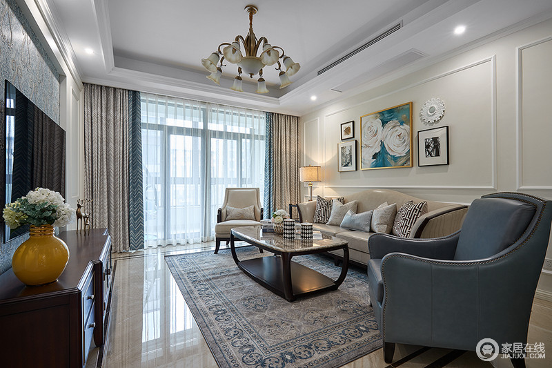 整个客厅色彩清淡，浅色系营造出清新恬淡的感觉，与客厅主色系融为一体的沙发将整个空间视觉放大，一抹青绿色的装饰画成为整个空间的一抹清丽的佳影。