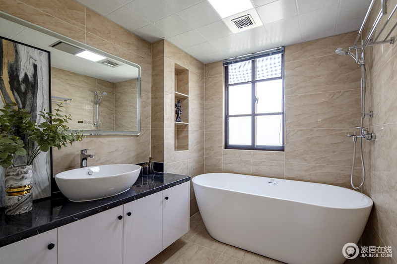 卫生间也是满足了女业主的要求，特地摆放了浴缸，壁龛设计利用了墙面空间增加了储物功能。