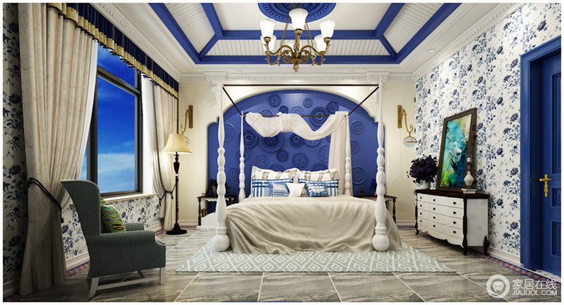 充满浓郁地中海风情的卧室，将蓝白无与伦比的美丽发挥到极致。无论是墙上的花纹，亦或是宝瓶串珠式架子床，再者是跌级天花顶，都洋溢着生动迷人的格调。