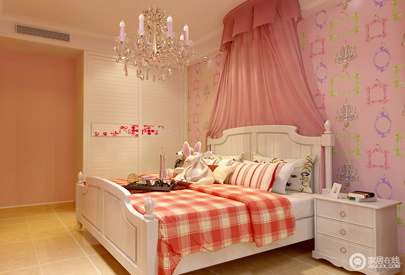 粉红色最容易彰显女孩子的甜美气质，薄如轻纱的粉红床幔、少女心的红白格子被单、紫色纷杂的背景壁纸，在白色搭配下，温馨又洋溢着青春活泼。