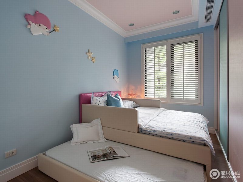 儿童房选择孩子较为喜欢的淡蓝色为主体颜色，采用高低床。竟可能的合理利用空间。