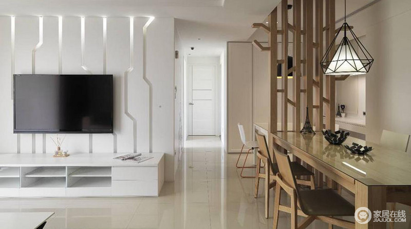 客厅以镂空的隔断与电视背景墙的流线体构成相互辉映；深色与浅色的强烈对比让空间看上去更有质感，白色与木色让空间多了简约与灵动。