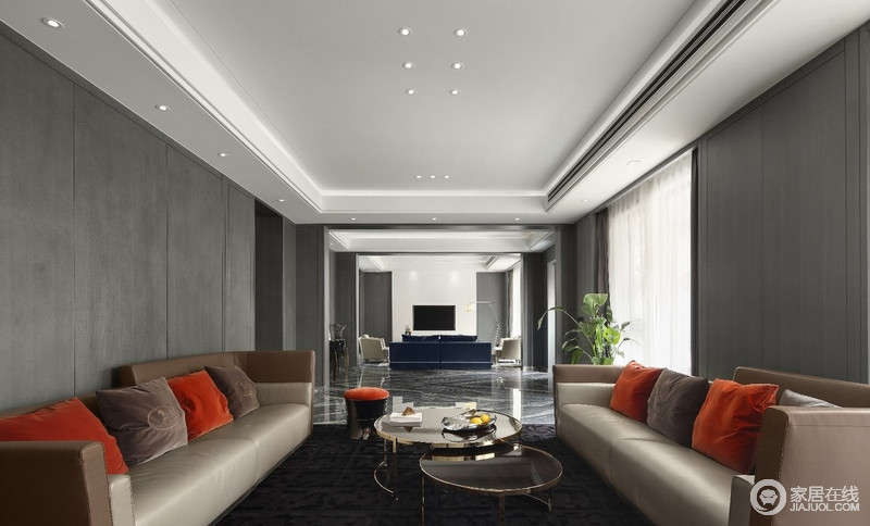 客厅设计了全敞开的社交来融合房子的体量感，分为主、辅两个会客厅，鱼肚白的大理石、半灰的沙发和纯黑的地毯，设计极具艺术感。