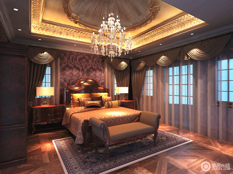 卧室中金黄色的灯饰让空间金碧辉煌，法式窗帘复古典雅，纱幔轻柔的身影，令空间厚重也隽永。