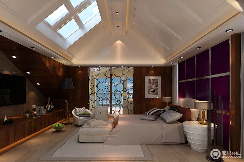 卧室以褐色墙体及乳白色人字形吊顶结构起来，为了规避沉重，选用大量的中性色，如白色、乳色等，只为塑造一个宜居柔和的卧室。