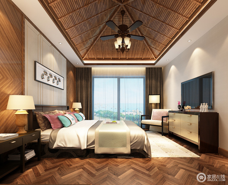 卧室的天花向上凸起，拉伸了空间的整体高度和视野宽度。木质的大面积使用，其纹理的呈现使空间多了些东南亚的自然情调。质感细腻的床品，为敞朗的空间带来柔情雅致。