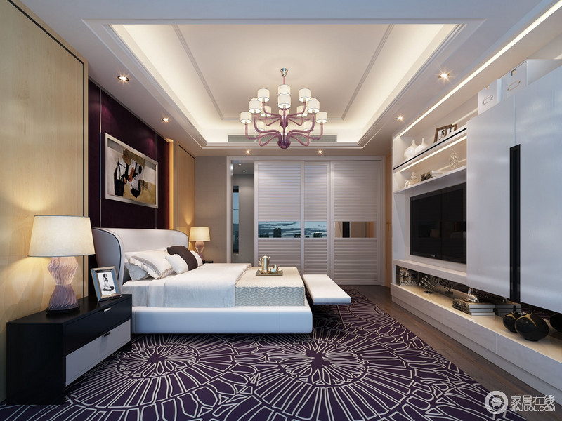 卧室三面墙都采用了隐形式收纳壁柜，并采用原木、乳白色调，使空间看上去不会太过拥挤。具有强烈视觉感的地毯吸睛又铺陈出跃动活泼的氛围，并与背景墙中央软包的深紫形成呼应。