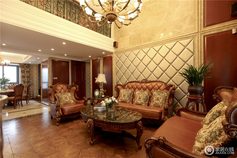 客厅上方挑空，视野开阔，米黄色石材与深红色板报相结合，显得极尽奢华、大气。