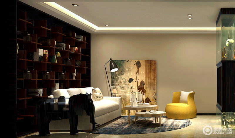 客厅沙发背景墙是一整面大书架，增加客厅的阅读功能。米、黄色沙发组活跃空间氛围，错层设计的茶几与水彩画、墨蓝动物摆件凸显出空间的趣味小情调。