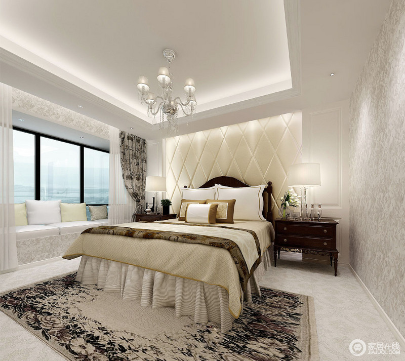 卧室选用银灰色印花壁纸铺陈，与地板拼花相似，使空间呈现出童话王国的轻盈剔透质感。深色的布艺同样饰以花卉点缀，对比强烈的深浅色调，为空间带来更多的浪漫梦幻。
