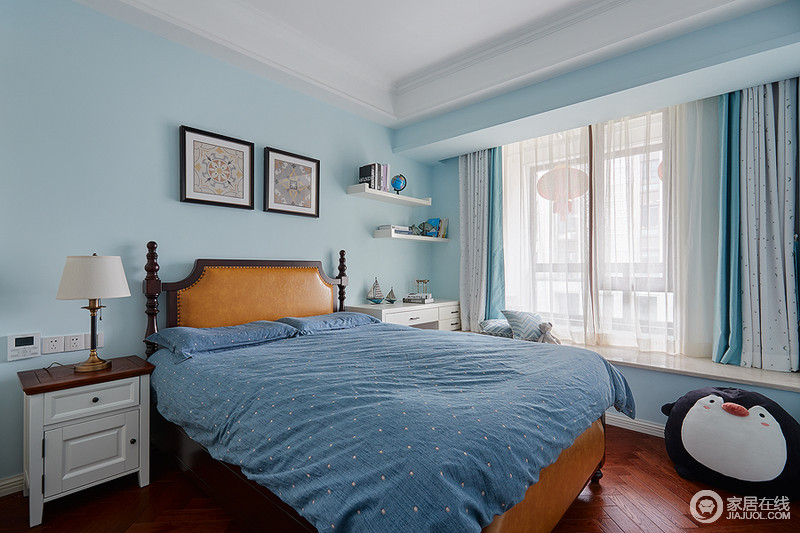 次卧整体采用淡淡的天蓝色作为主色调，从床上用品到窗帘，从墙面到软配，都遵循同一个色调，同一种心境，淡雅中自得宁怡。