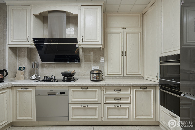 出于色彩的搭配选择，厨房空间非常宽裕，白色调让整个厨房空间非常明亮，在这样的厨房烹饪，一定有沐浴阳光的感觉。