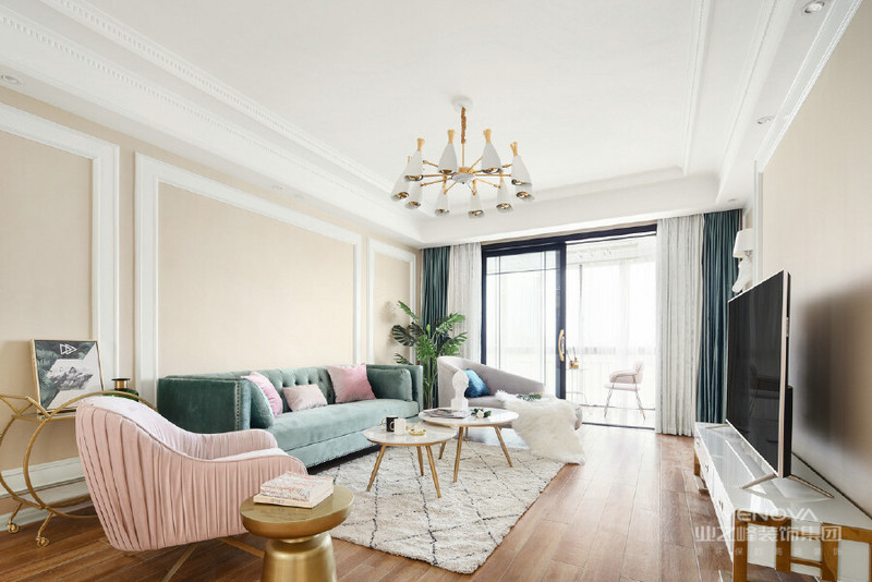 客厅色调在家的氛围中至关重要，本案在设计中以暖色调为基色，搭配绿色、粉色、灰色做点缀，营造温馨自然的感觉。