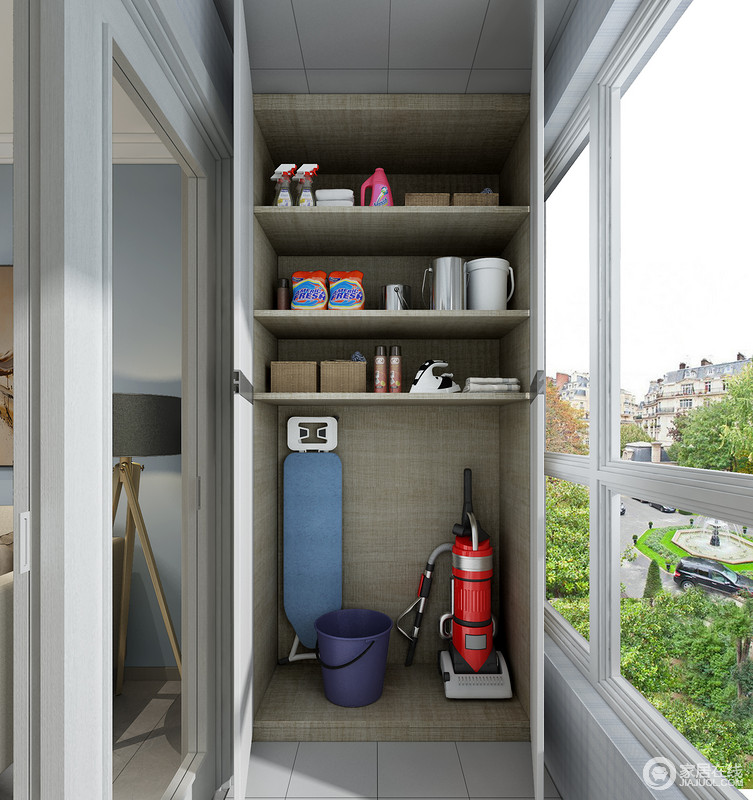 阳台的左侧空间可以做一个通顶的柜体进行收纳，上面的隔板空间放置体量较小的清洁剂以及小的工具。柜体的下方可以储放体量较大的熨衣板、吸尘器等物品。
