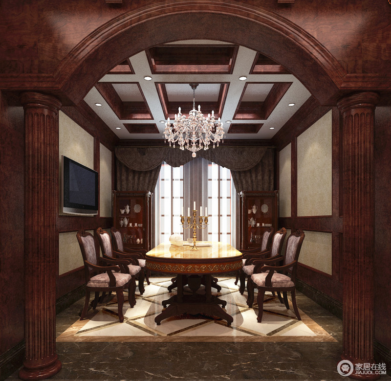 餐厅中通过棕木法式廊柱构筑起空间的格局，方格镂空吊顶因水晶吊灯的衬托，宫廷感被无限放大加强。