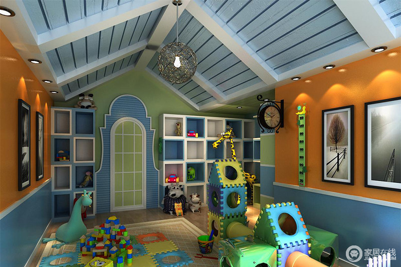 空间以蓝色、橘色和绿色为主，为了打造一个彩色童趣空间，将人字形吊顶也粉刷为蓝色，让整体空间成为一个焕彩木屋；蓝白格子储物柜不仅实用，还秉承着清新的格调，让空间毫无负重。
