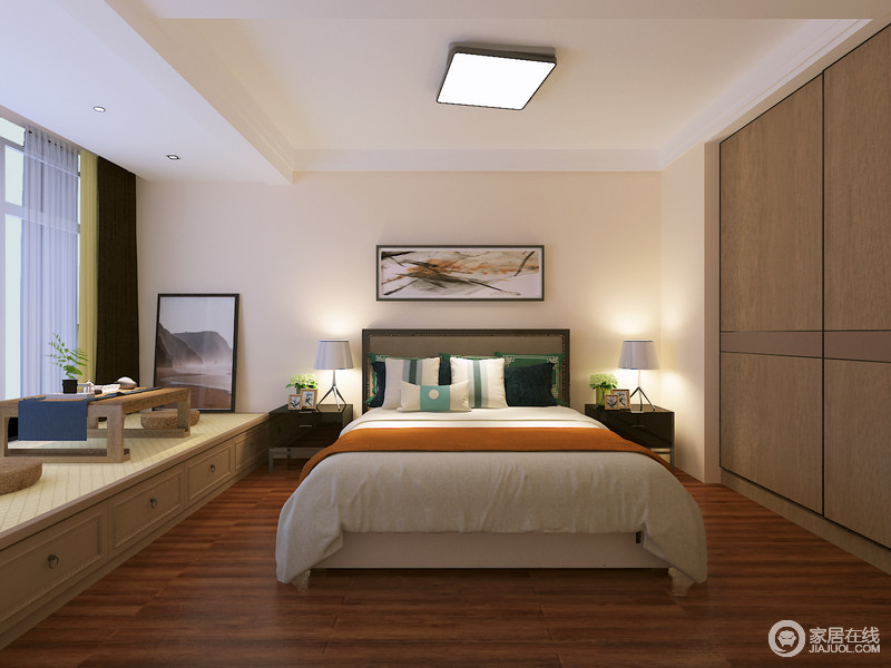 卧室的落地窗很明亮干净，暖色的地毯看上去很舒服柔软，吊顶的灯是现代风格的代表，显得很温馨，舒适。