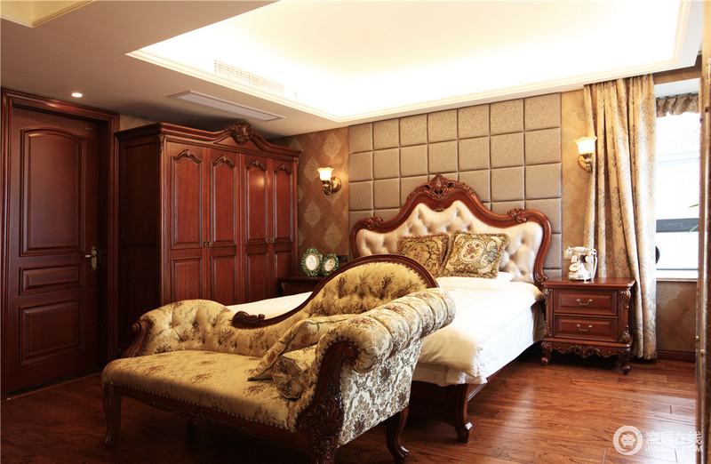 卧室的设计深沉而又带着浪漫的淡雅气息。灯饰全是选用欧式装饰风格，柔软的床铺灰白结合得体，房间内的装饰低调却不失必要的优雅，在这里你可以尽情享受舒适美梦。