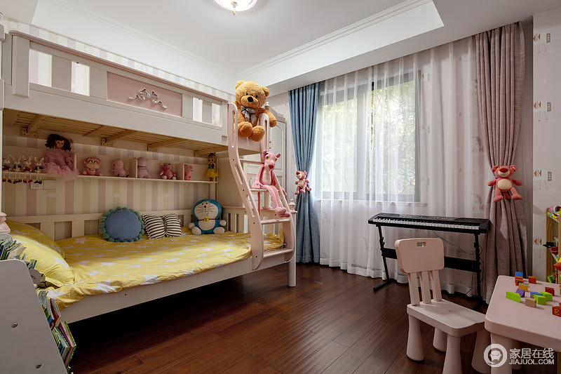 儿童房是粉色的公主房，考虑到孩子以后会长大，将白色支架床作为搭配，营造了一种甜美；动物玩偶增加了童趣，而白色纱幔与蓝色窗帘的清雅，让生活充满了色彩活力。