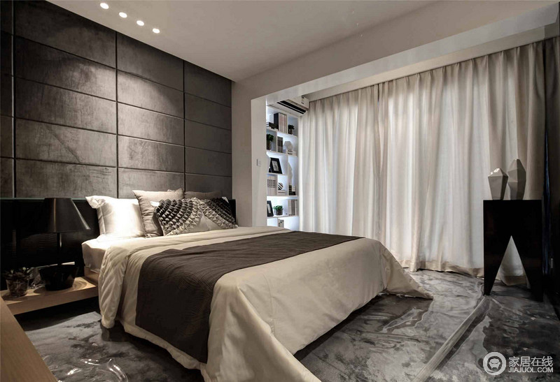 卧室以灰色和咖色为主，沉稳中赋予了生活更多的静谧；灰色地毯与白色窗帘构成儒雅的书生气息，渲染出一个淡定、低调的美妙时光。