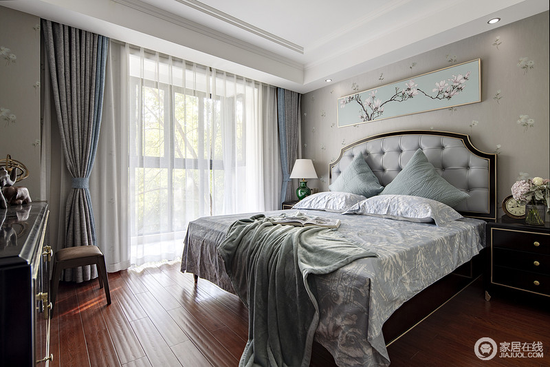 主卧室也是契合了客厅会淡蓝色的主基调，这是一种神秘又舒适的色调，背景墙是业主喜欢的梅花元素，多了一份端庄，纱幔与灰色床品让生活烂漫中尤为温馨。