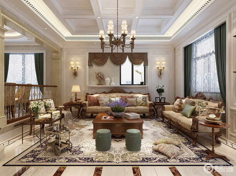 丰富的印花铺陈出优雅的气质，营造了客厅的浪漫氛围。造型古典的沙发系列，在实木的搭配下，撩拨了空间的复古时髦格调，整个空间丰富且不显繁乱。