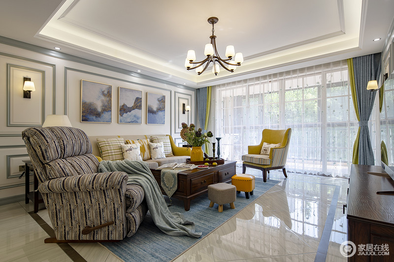 客厅整体色调以简单温馨的淡灰蓝色与白色为主基调，吊顶灯带又营造出一种温馨氛围，展现出美式的大气和小奢华。