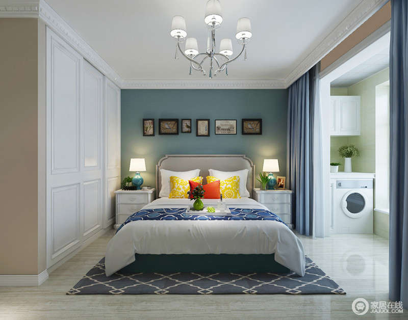 湖蓝与深蓝、藏蓝形成色调上的深浅对比，使空间里的视觉形成自然亲和的舒缓；搭配白色家具清新纯净，而双人床上的亮色系靠包则带来一抹活泼的明艳。
