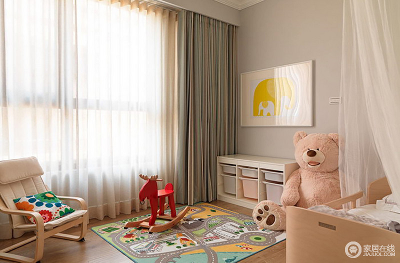 空间以淡色为主，最终是为儿童打造一个纯净的空间；跑道地毯和木马玩具描绘了孩子的快乐天地。
