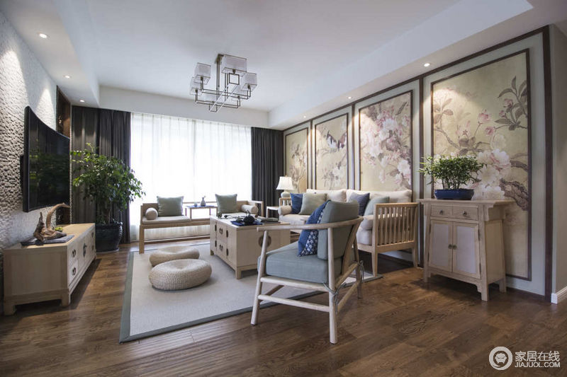 客厅用自然的花鸟画搭配着原木风的新中式家具，带出的中式格调古典又清雅；电视墙用肌理感十足的硅藻泥配搭，将自然的闲适展现出来。