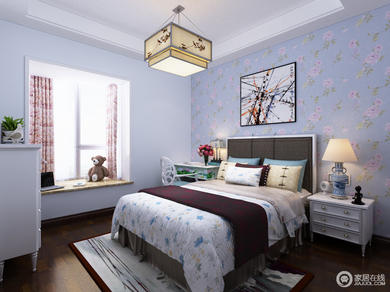 儿童房的色调明媚活泼，以浅蓝碎花墙纸装饰出一室的浪漫，白色印花床单上暗紫花纹床旗形成层次。墙上挂画与地毯水墨氤氲中风格迥然，红色碎花的窗帘更添甜美气质。