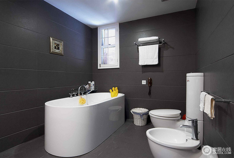 卫浴间以前卫的艺术思维打造着开放式空间的质感，利用黑色砖石围筑的空间与白色卫浴品结合出黑白经典，实用而潮范儿十足。