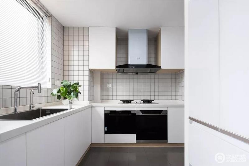在灰色地面砖的基础，白色小格砖+摆设橱柜搭配，整体厨房空间明亮而又雅致舒适。
