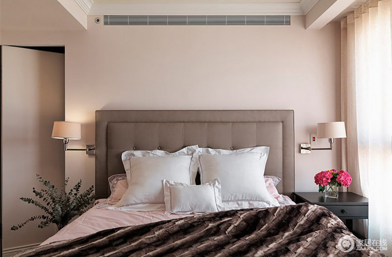 精心挑选地粉白床品更显品质，可折叠壁式台灯缔造出个性化的灯光氛围；在咖色毛毯的贴心守护下，卧室十分温馨。