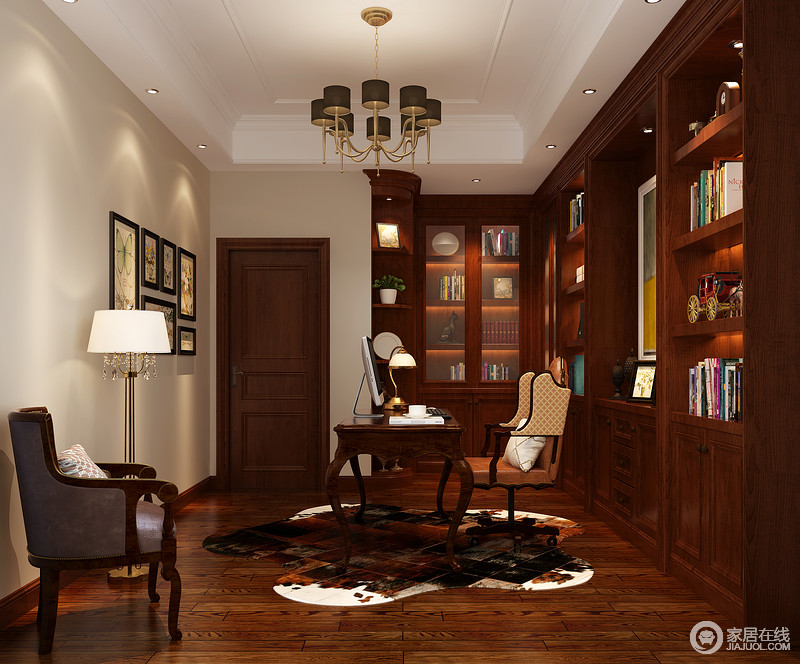 深色调的书房里，实木书柜从进门一直延伸至阳台处，并且与地面材质相同，丰富空间存储功能外，棕红木色的大面积铺展，带来沉稳的厚重感，显得古朴安静。