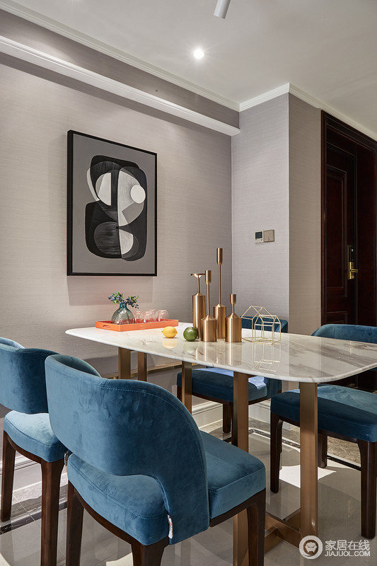 餐桌是整个餐厅最大的亮点，意大利家具以精细的做工，出色的设计和可靠的质量，让餐厅的格调尤为精奢；蓝色法兰绒餐椅与木质白色桌面配合，打造高品质的就餐环境，深灰色抽象的挂画带来一种艺术感。