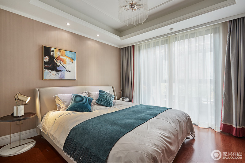 卧室的设计手法依然遵循简单、朴素，以极简的线条和色彩去呈现一种温和；浅棕色的背景墙，红棕色的地板，蓝白相间的家纺，浅色拼接的窗帘，都在表达简单而又精致的生活。
